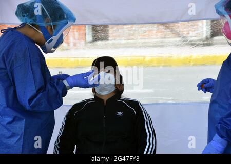 Gli infermieri si preparano a testare l'uomo per l'esposizione al virus Covid Foto Stock