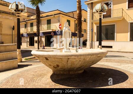 Passeggiando per le strade di Rosolini, provincia di Siracusa, Sicilia, Italia. (Quadrato crocifisso). Foto Stock