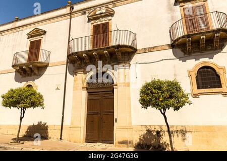 Passeggiando per le strade di Rosolini, provincia di Siracusa, Sicilia, Italia. Foto Stock