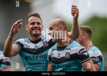 Leigh, Inghilterra - 19 giugno 2021 - Josh Reynolds e Danny Houghton of Hull FC celebrano la vittoria durante il Rugby League Betfred Super League Leigh Centurions vs Hull FC al Leigh Sports Village Stadium, Leigh, UK Dean Williams/Alamy Live News Foto Stock