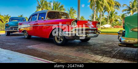 Chevrolet Bel Air ha parcheggiato davanti a un hotel (Playa Pesquero) a Holguin, Cuba Foto Stock