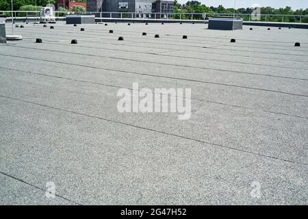 Copertura protettiva per tetti piani con membrana in bitume per impermeabilizzazione Foto Stock