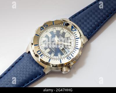 BANGKOK - AGOSTO 12: Seiko Royal Blue modello limitato orologio subacqueo è eccellente Giappone orologio isolato su sfondo bianco, è stato preso il 12 agosto 2015 Foto Stock