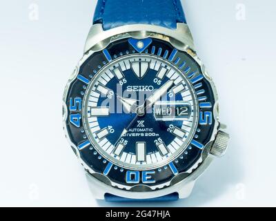BANGKOK - AGOSTO 12: Seiko Royal Blue modello limitato orologio subacqueo è eccellente Giappone orologio isolato su sfondo bianco, è stato preso il 12 agosto 2015 Foto Stock