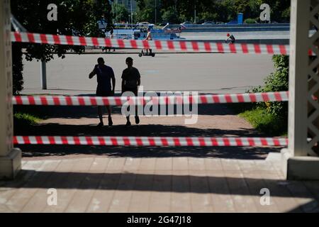 Mosca, Russia. 19 giugno 2021. I nastri di attenzione sono visti intorno ad una casa d'estate in un parco a Mosca, Russia, 19 giugno 2021. La Russia ha segnalato altri 17,906 casi COVID-19 negli ultimi 24 ore, secondo i dati ufficiali rilasciati sabato. Credit: Alessandro Zemlianichenko Jr/Xinhua/Alamy Live News Foto Stock