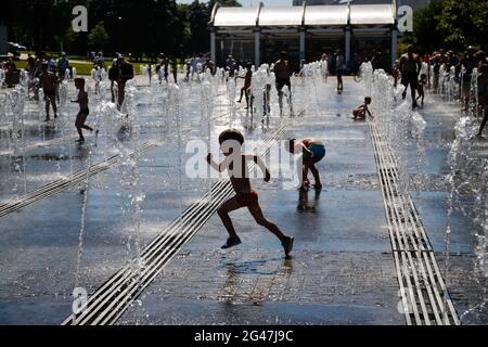 Mosca, Russia. 19 giugno 2021. I bambini giocano in una fontana in un parco a Mosca, Russia, 19 giugno 2021. La Russia ha segnalato altri 17,906 casi COVID-19 negli ultimi 24 ore, secondo i dati ufficiali rilasciati sabato. Credit: Alessandro Zemlianichenko Jr/Xinhua/Alamy Live News Foto Stock