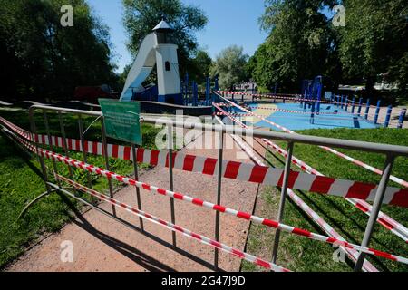 Mosca, Russia. 19 giugno 2021. I nastri di attenzione bloccano l'ingresso a un parco giochi in un parco a Mosca, Russia, 19 giugno 2021. La Russia ha segnalato altri 17,906 casi COVID-19 negli ultimi 24 ore, secondo i dati ufficiali rilasciati sabato. Credit: Alessandro Zemlianichenko Jr/Xinhua/Alamy Live News Foto Stock