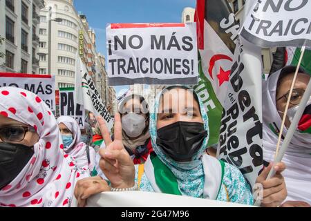 La manifestazione per la libertà del popolo saharawi, ha lasciato Plaza de España alle 12 del mattino per terminare alla Puerta del Sol, dove è stato compiuto un atto. Questa marcia è iniziata a Cádiz il 15 aprile e ha viaggiato attraverso diverse regioni della geografia spagnola. Il "March for Freedom" è nato dalla logica di un'azione diretta non violenta volta a rivendicare e a dare visibilità alla lotta del popolo saharawi e, in questo modo, a sensibilizzare i diversi gruppi politici e, soprattutto, i cittadini, sulla situazione di emergenza vissuta dalla popolazione saharawi, che h Foto Stock