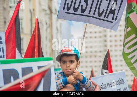 La manifestazione per la libertà del popolo saharawi, ha lasciato Plaza de España alle 12 del mattino per terminare alla Puerta del Sol, dove è stato compiuto un atto. Questa marcia è iniziata a Cádiz il 15 aprile e ha viaggiato attraverso diverse regioni della geografia spagnola. Il "March for Freedom" è nato dalla logica di un'azione diretta non violenta volta a rivendicare e a dare visibilità alla lotta del popolo saharawi e, in questo modo, a sensibilizzare i diversi gruppi politici e, soprattutto, i cittadini, sulla situazione di emergenza vissuta dalla popolazione saharawi, che h Foto Stock