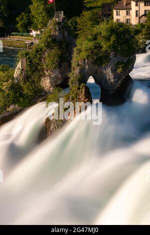Incredibili e belle cascate del reno, le più grandi d'Europa vicino a Schaffhausen in Svizzera 28.5.2021 Foto Stock