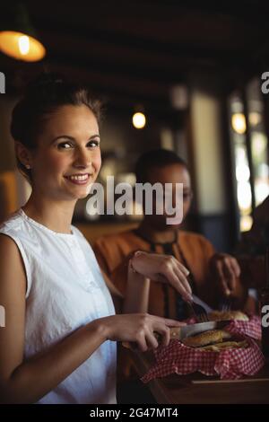 Amici avente burger insieme Foto Stock