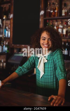 Ritratto di donna bella gara bar Foto Stock