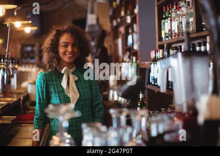 Ritratto di donna bella gara bar Foto Stock