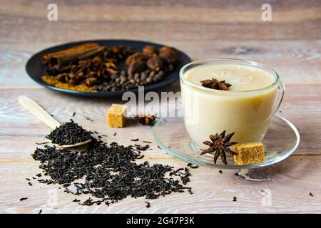 Tradizionale tè masala bevanda indiana. Tè speziato con ingredienti diversi. Foto Stock