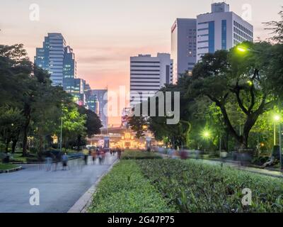 BANGKOK - DICEMBRE 18: Movimento e sfocatura del movimento delle persone nel parco Lumpini a Bangkok, Thailandia, è stato preso il 18 dicembre 2015. Foto Stock