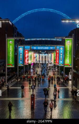 22,500 tifosi riempiono la strada olimpica mentre lasciano lo stadio di Wembley dopo che Inghilterra contro Scozia ha finito in un pareggio senza goal nella partita EURO 2020 questa sera Foto Stock