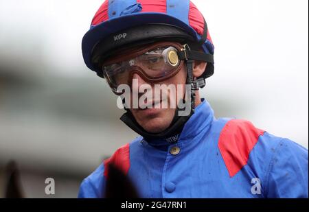 Jockey Frankie Dettori dopo aver finito quarto nel Golden Gates Stakes su King Frankel, durante il quinto giorno di Royal Ascot presso l'ippodromo di Ascot. Data immagine: Sabato 19 giugno 2021. Foto Stock