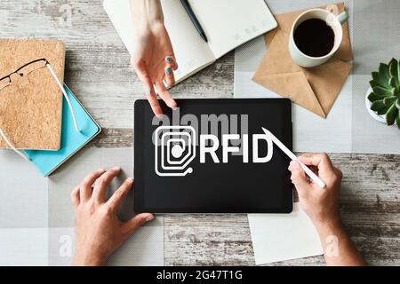 Tecnologia di identificazione a radiofrequenza RFID sullo schermo del dispositivo. Sicurezza e automazione Foto Stock