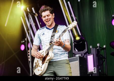 Donington Park, Leicestershire, Regno Unito. 19 giugno 2021. Twin Atlantic si esibir sul palco del Download Pilot festival, Regno Unito. L'evento pilota è un festival di campeggio con 10,000 posti e fa parte della seconda fase del programma governativo di ricerca sugli eventi. Il primo festival del fine settimana completo con i campeggiatori nel Regno Unito dal blocco di marzo 2020. Tutti i presenti in loco avranno effettuato un test del flusso laterale prima dell'ingresso, hanno ricevuto un risultato negativo e avranno anche effettuato un test PCR. A tutti è permesso cantare, ballare e persino abbracciare senza una maschera o un allontanamento sociale. Scarica Pilot festival, Regno Unito. L'evento pilota è Foto Stock