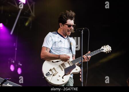 Donington Park, Leicestershire, Regno Unito. 19 giugno 2021. Twin Atlantic si esibir sul palco del Download Pilot festival, Regno Unito. L'evento pilota è un festival di campeggio con 10,000 posti e fa parte della seconda fase del programma governativo di ricerca sugli eventi. Il primo festival del fine settimana completo con i campeggiatori nel Regno Unito dal blocco di marzo 2020. Tutti i presenti in loco avranno effettuato un test del flusso laterale prima dell'ingresso, hanno ricevuto un risultato negativo e avranno anche effettuato un test PCR. A tutti è permesso cantare, ballare e persino abbracciare senza una maschera o un allontanamento sociale. Scarica Pilot festival, Regno Unito. L'evento pilota è Foto Stock