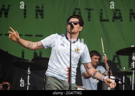 Donington Park, Leicestershire, Regno Unito. 19 giugno 2021. Twin Atlantic si esibir sul palco del Download Pilot festival, Regno Unito. L'evento pilota è un festival di campeggio con 10,000 posti e fa parte della seconda fase del programma governativo di ricerca sugli eventi. Il primo festival del fine settimana completo con i campeggiatori nel Regno Unito dal blocco di marzo 2020. Tutti i presenti in loco avranno effettuato un test del flusso laterale prima dell'ingresso, hanno ricevuto un risultato negativo e avranno anche effettuato un test PCR. A tutti è permesso cantare, ballare e persino abbracciare senza una maschera o un allontanamento sociale. Scarica Pilot festival, Regno Unito. L'evento pilota è Foto Stock