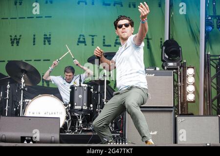 Donington Park, Leicestershire, Regno Unito. 19 giugno 2021. Twin Atlantic si esibir sul palco del Download Pilot festival, Regno Unito. L'evento pilota è un festival di campeggio con 10,000 posti e fa parte della seconda fase del programma governativo di ricerca sugli eventi. Il primo festival del fine settimana completo con i campeggiatori nel Regno Unito dal blocco di marzo 2020. Tutti i presenti in loco avranno effettuato un test del flusso laterale prima dell'ingresso, hanno ricevuto un risultato negativo e avranno anche effettuato un test PCR. A tutti è permesso cantare, ballare e persino abbracciare senza una maschera o un allontanamento sociale. Scarica Pilot festival, Regno Unito. L'evento pilota è Foto Stock