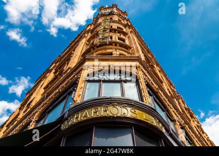 L'esterno del grande magazzino di lusso Harrods a Knightsbridge, Londra, Regno Unito Foto Stock