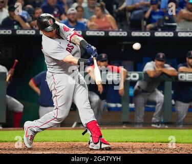 Kansas City, Missouri, Stati Uniti. 18 Giugno 2021. Boston Red Sox Christian Vazquez (7) guida un campo nel 8 ° inning al Kauffman Stadium a Kansas City, Missouri. Kansas City sconfisse Boston 5-3. Jon Robichaud/CSM/Alamy Live News Foto Stock