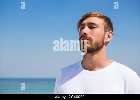 Close up dell'uomo con gli occhi chiusi Foto Stock