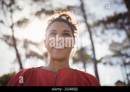 Vista ad angolo basso di una giovane donna sorridente e premurosa Foto Stock