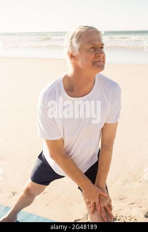 Senior uomo stiro a spiaggia Foto Stock