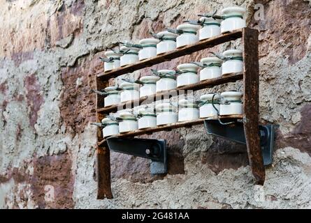 Isolante, isolatori in porcellana e isolatori in ceramica, vecchio Foto Stock