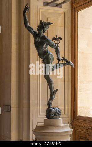 Parigi, Francia - 21 05 2021: Museo del Louvre. Ala Denon. Mercurio in volo scolpito da Giambologna Foto Stock