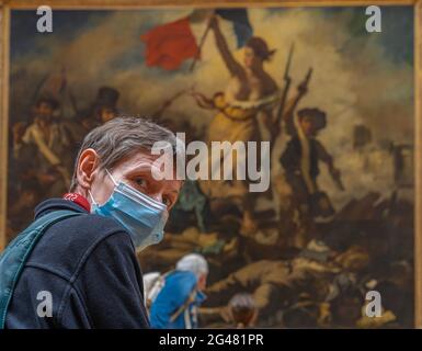 Parigi, Francia - 21 05 2021: Museo del Louvre. Ala Denon. La libertà che guida la gente dipinge di Eugene Delacroix Foto Stock