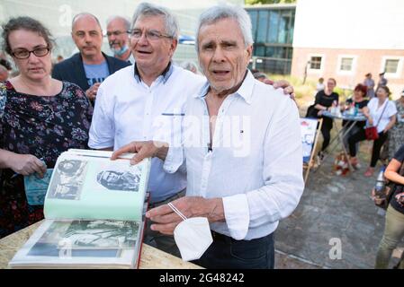 Rostock, Germania. 19 giugno 2021. L'attore Gojko Mitic (r) è presente con i tifosi all'apertura della mostra "EAST/Western - Cinema, Cult e Class Enemy" al Kunsthalle Rostock. La mostra si occupa dell'influenza dei cosiddetti film DEFA 'Indian' della DDR e dei film Karl May della FRG negli anni Sessanta-inizi degli anni Ottanta. Credit: Frank Hormann/dpa-Zentralbild/dpa/Alamy Live News Foto Stock