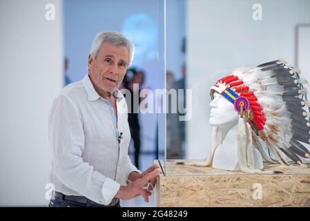 Rostock, Germania. 19 giugno 2021. L'attore Gojko Mitic si trova all'apertura della mostra "EAST/Western - Cinema, Cult e Class Enemy" alla Kunsthalle Rostock. La mostra si occupa dell'influenza dei cosiddetti film DEFA 'Indian' della DDR e dei film Karl May della FRG negli anni Sessanta-inizi degli anni Ottanta. Credit: Frank Hormann/dpa-Zentralbild/dpa/Alamy Live News Foto Stock