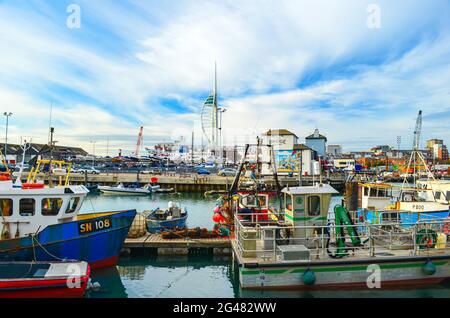 Portsmouth, Inghilterra – 10 settembre 2013 : piccole navi ormeggiate al porto turistico con la Spinnaker Tower sullo sfondo Foto Stock