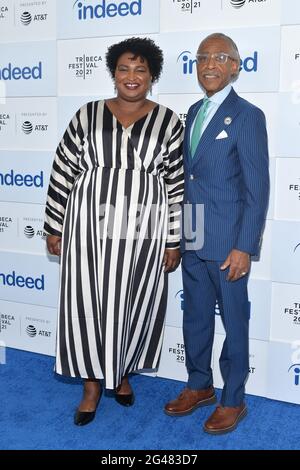 New York, Stati Uniti. 19 giugno 2021. Il politico Stacey Abrams e l'attivista per i diritti civili Rev. Al Sharpton partecipano alla fotocellula "Harry Belaconte Voices for Social Justice Award" a Battery Park durante il Tribeca Festival 2021 a New York, NY, 19 giugno 2021. (Foto di Anthony Behar/Sipa USA) Credit: Sipa USA/Alamy Live News Foto Stock