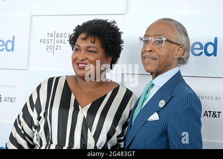 New York, Stati Uniti. 19 giugno 2021. Il politico Stacey Abrams e l'attivista per i diritti civili Rev. Al Sharpton partecipano alla fotocellula "Harry Belaconte Voices for Social Justice Award" a Battery Park durante il Tribeca Festival 2021 a New York, NY, 19 giugno 2021. (Foto di Anthony Behar/Sipa USA) Credit: Sipa USA/Alamy Live News Foto Stock