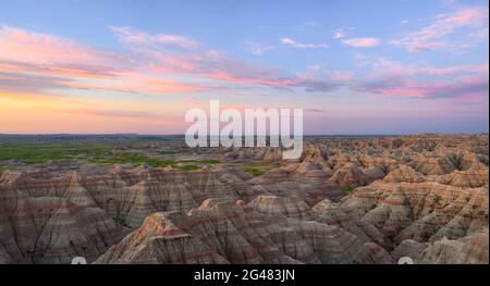 Vista dal Big Badlands si affaccia all'alba nel Badlands National Park, South Dakota. Foto Stock