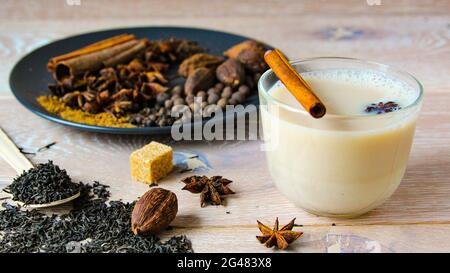 Tè tradizionale indiano con spezie e ingredienti diversi Foto Stock