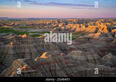 La vista dal Big Badlands Overlook all'alba nel Badlands National Park, South Dakota. Foto Stock