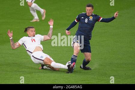 18 giugno 2021 - Inghilterra contro Scozia - UEFA Euro 2020 Group D Match - Wembley - Londra Kalvin Phillips e Callum McGregor durante la partita dell'Inghilterra contro la Scozia nei Campionati europei UEFA 2020 Picture Credit : © Mark Pain / Alamy Live News Foto Stock