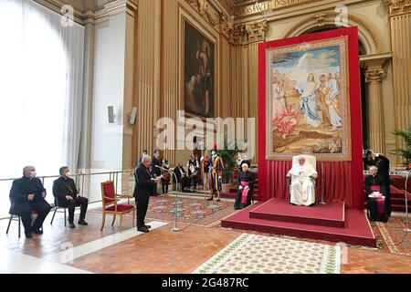 Roma, Italia. 19 giugno 2021. 19 giugno 2021 : Papa Francesco ha ricevuto in udienza i Diaconi permanenti della Diocesi di Roma, con le famiglie al Vaticano Credit: Agenzia fotografica indipendente/Alamy Live News Foto Stock