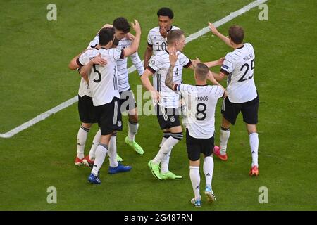 Festa collettiva intorno a Kai HAVERTZ (GER, li)) dopo obiettivo a 1-3, con Mats HUMMELS (GER), Serge GNABRY (GER), Matthias GINTER (GER), toni KROOS (GER) e Thomas MUELLER (GER) .giubilazione, gioia, entusiasmo, azione. Fase di gruppo, turno preliminare gruppo F, partita M24, Portogallo (por) - Germania (GER) 2-4 il 19 giugno 2021 a Muenchen/Fußball Arena (Allianz Arena). Football EM 2020 dal 06/11/2021 al 07/11/2021. Foto Stock