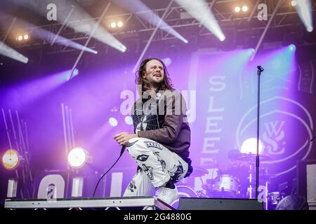 Donington Park, Leicestershire, Regno Unito. 19 giugno 2021. Mentre She Sleeps si esibiscono dal vivo sul palco al Download Pilot Festival, Regno Unito. L'evento pilota è un festival di campeggio con 10,000 posti e fa parte della seconda fase del programma governativo di ricerca sugli eventi. Il primo festival del fine settimana completo con i campeggiatori nel Regno Unito dal blocco di marzo 2020. Tutti i presenti in loco avranno effettuato un test del flusso laterale prima dell'ingresso, hanno ricevuto un risultato negativo e avranno anche effettuato un test PCR. A tutti è permesso cantare, ballare e persino abbracciare senza una maschera o un allontanamento sociale. Scarica Pilot festival, Regno Unito. L'evento pilota Foto Stock