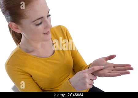 Vista ad alto angolo di una giovane donna d'affari che gestura su un prodotto immaginario Foto Stock