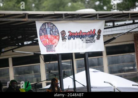 Musicisti che suonano in occasione di un festival locale di festeggiamenti del giugno a Thomasville, Georgia Foto Stock