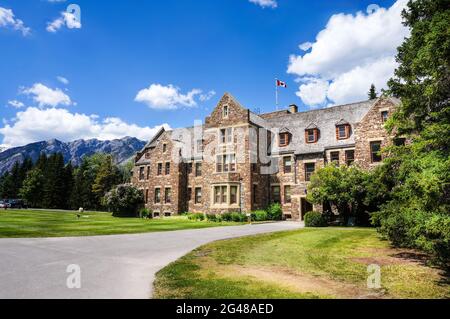 Storico Parchi Canada admin edificio in Cascades of Time Gardens al Banff National Park, Alberta, Canada. Foto Stock