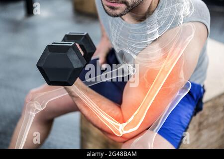 Evidenziate il braccio di un uomo forte sollevamento pesi in palestra Foto Stock